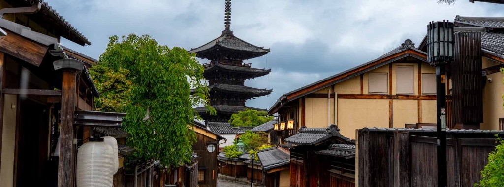 京都・東山の街並みと八坂の塔